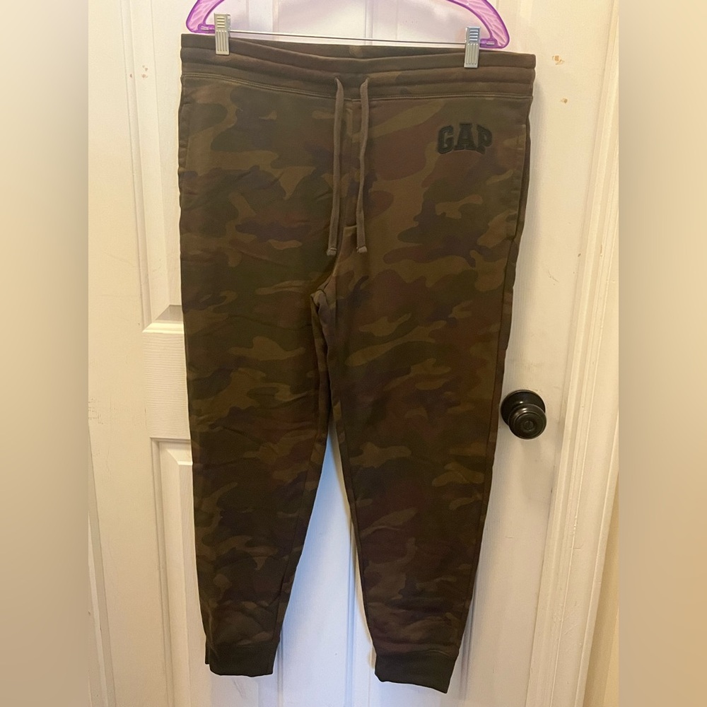 NWOT Gap Men’s Green Camo Logo Joggers - Sz Large